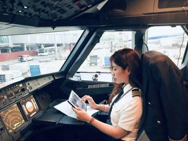 Võ Hồng Hạnh (sinh năm 1985) là nữ cơ phó xinh đẹp của dàn phi công Việt Nam. Cô cũng có phong cách thời trang gợi cảm không kém hot girl đình đám.