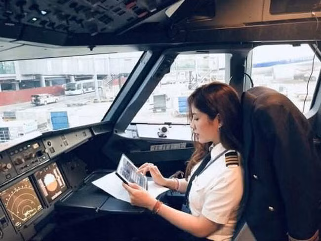 Võ Hồng Hạnh (sinh năm 1985) là nữ cơ phó xinh đẹp của dàn phi công Việt Nam. Cô cũng có phong cách thời trang gợi cảm không kém hot girl đình đám.