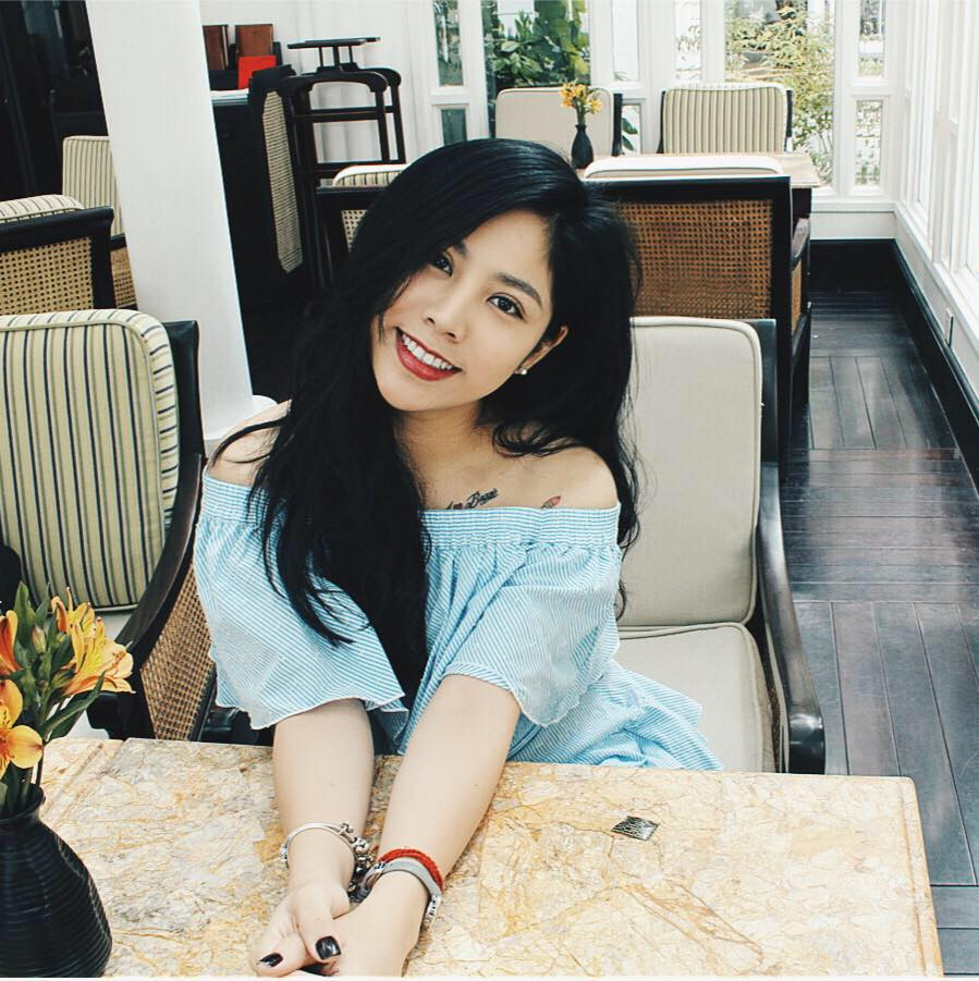 Nữ cơ phó ngoài đời ăn mặc nữ tính và dịu dàng hơn hẳn lúc trên buồng lái. Ảnh: FBNV. Mời độc giả theo dõi video "Minh Hằng chia sẻ về phong cách thời trang". Nguồn: VTC.