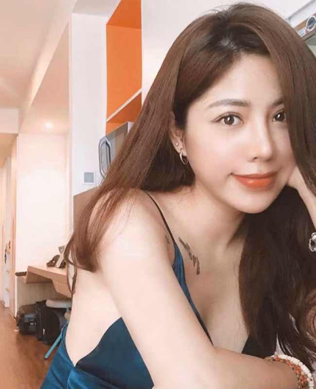 Nhìn gương mặt lẫn phong cách thời trang gợi cảm của Hồng Hạnh ngoài đời, ít ai nghĩ cô đã bước qua tuổi 30 và đã là mẹ 2 con.