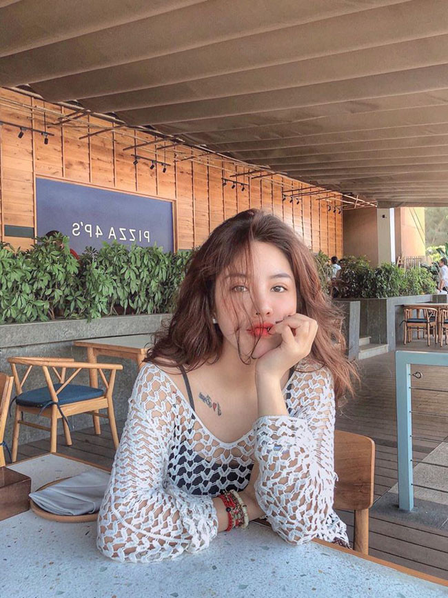 Sở hữu hình thể đẹp nên cô thường xuyên chọn những trang phục gợi cảm như: bikini, áo 2 dây, quần short...