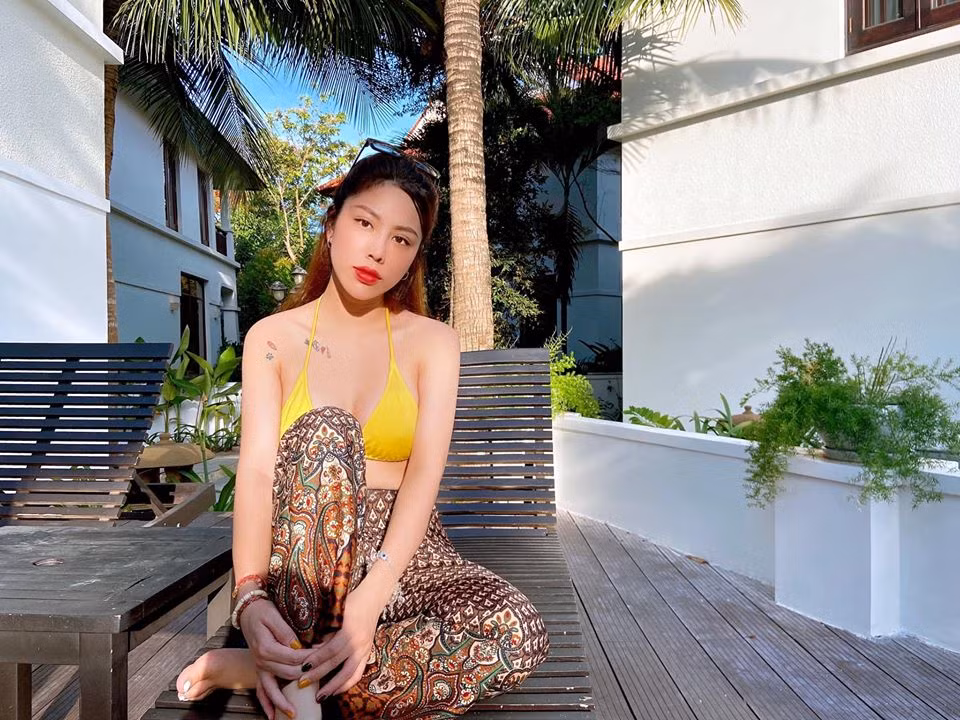 Nữ cơ phó xinh đẹp thường xuyên đăng ảnh mặc bikini gợi cảm trên trang cá nhân.