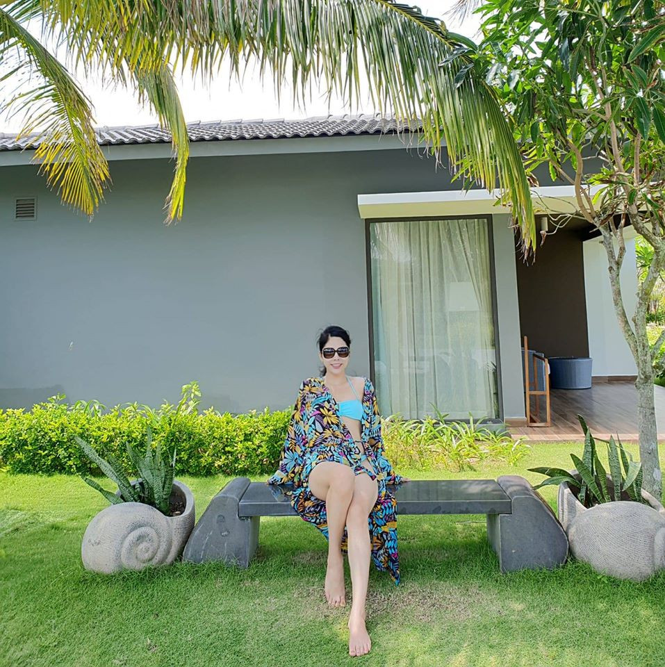 Cô thường phối áo tắm với áo choàng mềm mại vừa khoe vẻ sexy vừa nhìn sang chảnh.