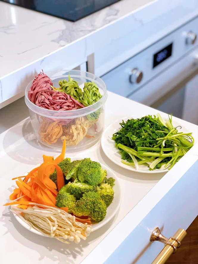 Gần đây nhất, Ngọc Hân khoe món mì chay ngũ sắc cho ngày mùng 1/8 âm lịch. Món ăn đặc sắc này trông vô cùng hấp dẫn, lại chế biến khá đơn giản. Nguyên liệu dành cho món ăn này bao gồm: mì rau củ (ngũ sắc), 2 củ cà rốt, 1 bông cải xanh, boa rô (tỏi tây), rau mùi và hành lá