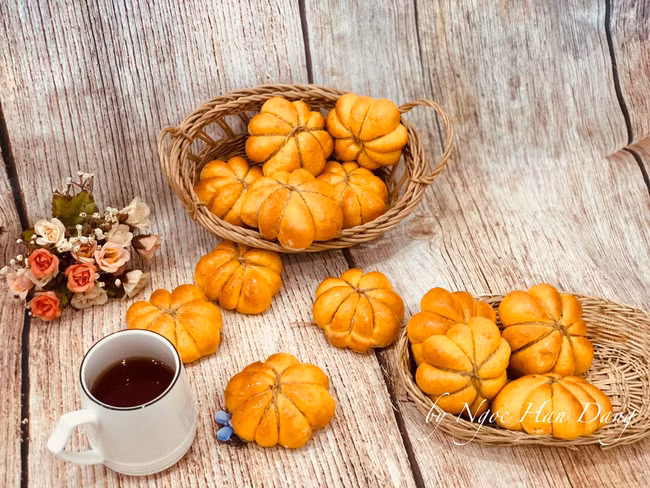 Trước đó, Ngọc Hân còn khiến người hâm mộ nể phục khi khoe công thức làm bánh bí đỏ siêu dễ thương.