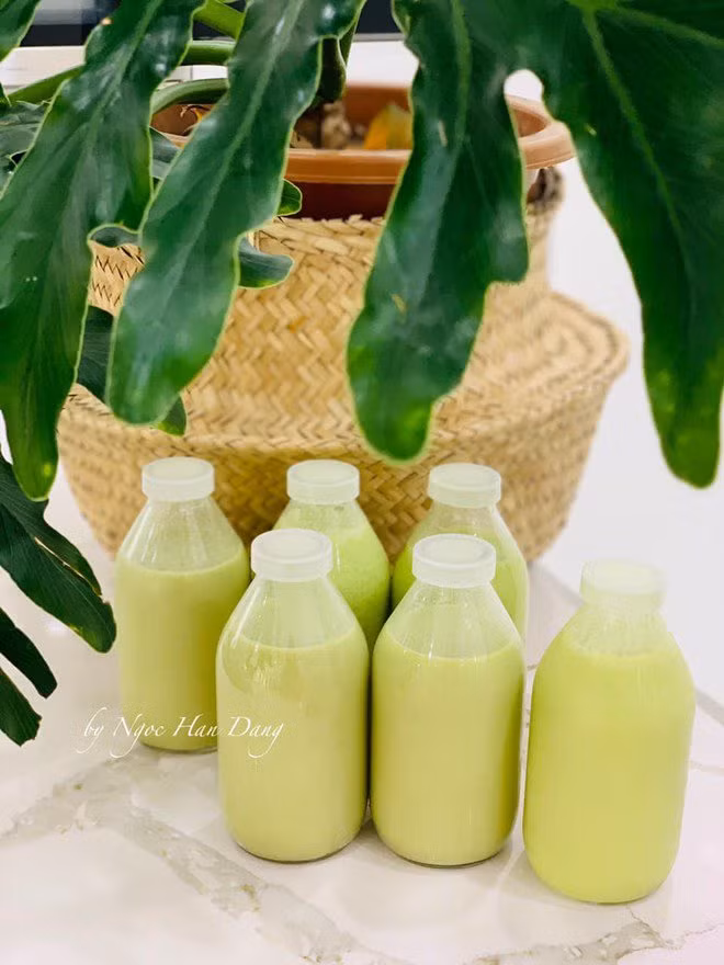 Nàng Hoa hậu cũng rất khéo trong việc làm đồ uống. Cô làm món sữa hạt đậu xanh rau má cho cả nhà thưởng thức. Ảnh: Internet.