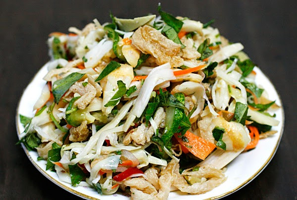 Cách làm món gỏi cũng không khó nhưng đòi hỏi chúng ta phải tỉ mỉ, cẩn thận. Bồn bồn làm sạch sẽ, tước nhỏ, trộn với một lượng vừa đủ tỏi, ớt, đường. Đơn giản thế thôi mà cũng hội tụ đủ các vị ngon trên đời như chua, cay, mặn, ngọt. Món này bạn có thể kết hợp với tôm, thịt ba chỉ để trọn vẹn hơn hương vị đậm đà.