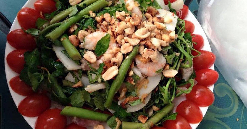 Món gỏi rau nhút hải sản có nguyên liệu rất dễ tìm với rau nhút, tôm, mực. Sau khi được sơ chế tất cả sẽ được trộn đều cùng rau răm, dậu phộng, nước cốt chanh, tiêu, tỏi, ớt băm, nước mắm, muối, đường… gia giảm sao cho vừa ăn.