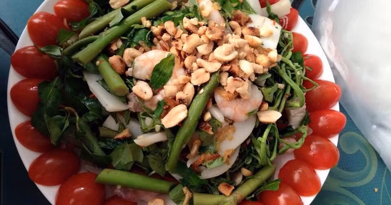 Món gỏi rau nhút hải sản có nguyên liệu rất dễ tìm với rau nhút, tôm, mực. Sau khi được sơ chế tất cả sẽ được trộn đều cùng rau răm, dậu phộng, nước cốt chanh, tiêu, tỏi, ớt băm, nước mắm, muối, đường… gia giảm sao cho vừa ăn.