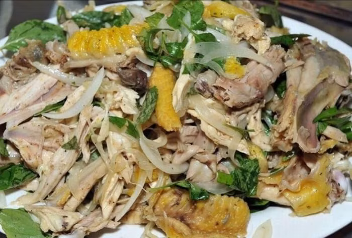 Gỏi gà chặt: Món gỏi gà chặt nghe có vẻ cầu kì nhưng lại rất dễ chế biến nên bất kỳ ai cũng có thể tự tay làm. Nguyên liệu quan trọng nhất của món gỏi đặc trưng này là thịt gà luộc. Gà nên chọn gà ta, chắc thịt. Gà luộc cho thêm chút muối, chút đường rồi luộc vừa chín tới cho thịt mềm, không bở.