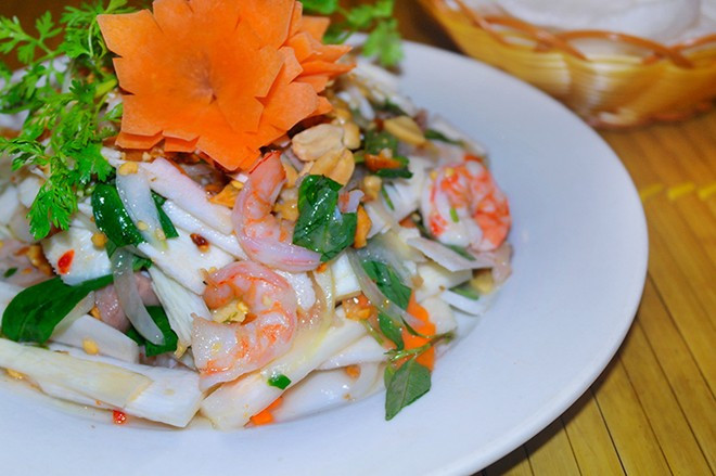 Củ hũ dừa được thái miếng dài mỏng vừa ăn, sau khi được trộn với nước mắm chua ngọt cùng các nguyên liệu như tôm tươi, thịt ba chỉ sẽ được rắc thêm ít rau răm, hành phi, đậu phộng rang lên trên. Đợi gia vị thấm là có thể thưởng thức ngay. Củ hũ dừa giòn giòn quyện với gia vị chua cay hấp dẫn.