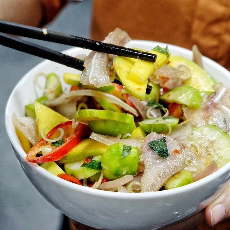 Ở miền Tây Nam Bộ người ta còn cho thêm cá khô hay khô mực vào ăn cũng hấp dẫn không kém. Khi ăn gỏi cóc có vị chua chua, giòn giòn đặc trưng của cóc, cay cay của rau răm, mặn ngọt của nước mắn. Tuy dân dã nhưng gỏi cóc lại phù hợp với khẩu vị của rất nhiều người.