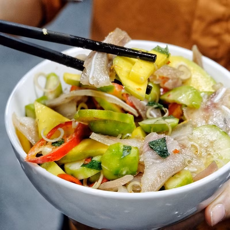 Ở miền Tây Nam Bộ người ta còn cho thêm cá khô hay khô mực vào ăn cũng hấp dẫn không kém. Khi ăn gỏi cóc có vị chua chua, giòn giòn đặc trưng của cóc, cay cay của rau răm, mặn ngọt của nước mắn. Tuy dân dã nhưng gỏi cóc lại phù hợp với khẩu vị của rất nhiều người.