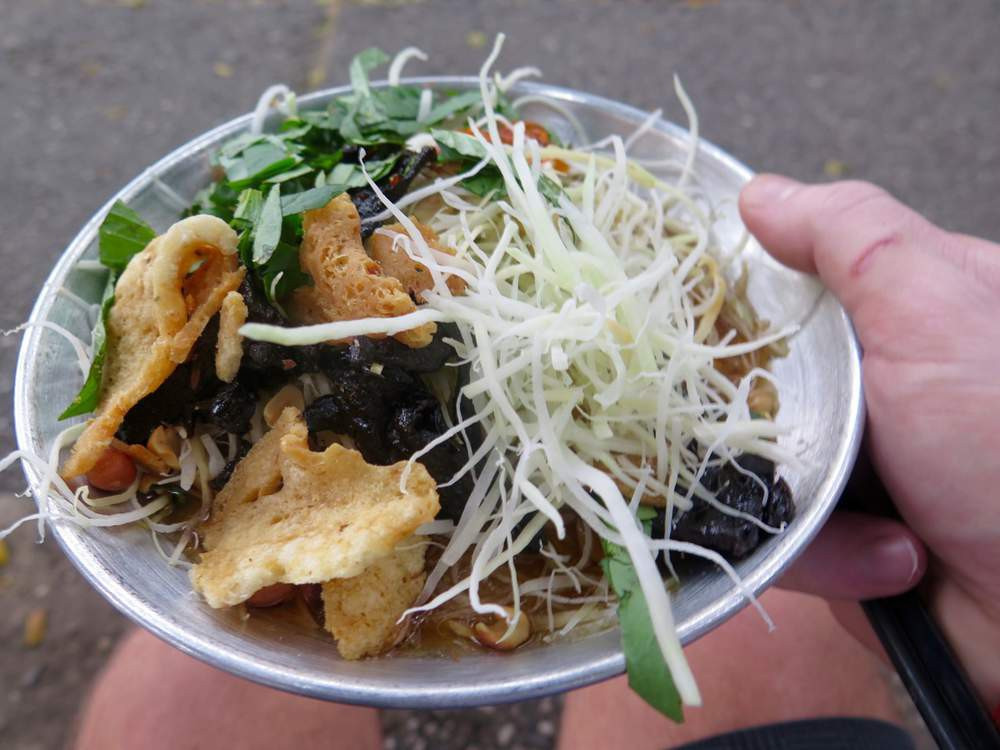 Không thể quên cho thêm đậu phộng rang vào để tăng thêm hương vị beo béo cho món gỏi này. Phải nói hương vị gỏi khô bò là số 1. Hòa cùng nước trộn gỏi dủ 4 vị chua, cay, mặn, ngọt làm nên sức hấp dẫn không thể cưỡng lại khi chỉ nghe tên thôi cũng muốn “chảy nước miếng”.