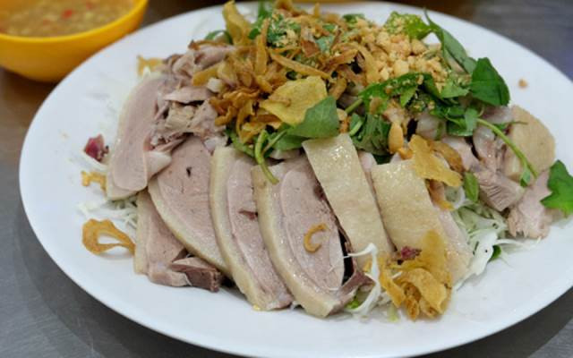 Thái nhỏ các loại rau bắp cải, hành tây, bắp sen non, rau răm….Làm một chén nước trộn gỏi với tỏi, ớt, chanh, đường, nước mắm cho vừa ăn rồi rưới đều lên, trộn tất cả với nhau cho đều tay rồi thưởng thức. Món này hay ăn kèm với bánh phồng tôm hay bánh tráng nướng. Vị gà thấm nước trộn, rau tươi ngon không ngán, đáng là một món phải ăn.