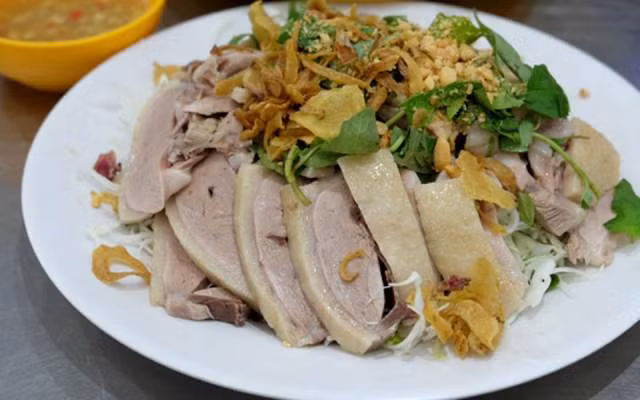 Thái nhỏ các loại rau bắp cải, hành tây, bắp sen non, rau răm….Làm một chén nước trộn gỏi với tỏi, ớt, chanh, đường, nước mắm cho vừa ăn rồi rưới đều lên, trộn tất cả với nhau cho đều tay rồi thưởng thức. Món này hay ăn kèm với bánh phồng tôm hay bánh tráng nướng. Vị gà thấm nước trộn, rau tươi ngon không ngán, đáng là một món phải ăn.