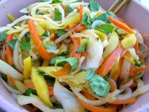 Gỏi cóc chua cay: Món gỏi cóc không biết từ bao giờ lại trở nên phổ biến ở Nam Bộ. Nó được nhiều người biết đến như một món ăn đặc sản miệt vườn. Gỏi cóc với các nguyên liệu đơn giản gồm quả cóc xanh, không quá già, tôm khô, nước mắm chua ngọt và rau răm. Cóc bào nhỏ, cho tôm khô đã ngâm vào rồi trộn với nước mắm.