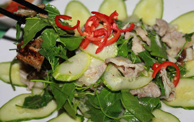 Gỏi sầu đâu: Món gỏi nghe tên thấy buồn buồn này lại là đặc sản khiến thực khách bốn phương nhớ mãi về ẩm thực miền Tây. Sầu đâu có hương vị kì lạ là đắng chát rất khó ăn, ấy vậy mà khi đem đi trộn gỏi thì đã khiến biết bao người "phải lòng".