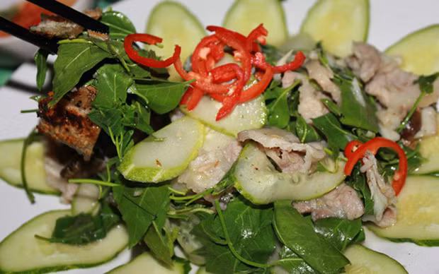 Gỏi sầu đâu: Món gỏi nghe tên thấy buồn buồn này lại là đặc sản khiến thực khách bốn phương nhớ mãi về ẩm thực miền Tây. Sầu đâu có hương vị kì lạ là đắng chát rất khó ăn, ấy vậy mà khi đem đi trộn gỏi thì đã khiến biết bao người "phải lòng".