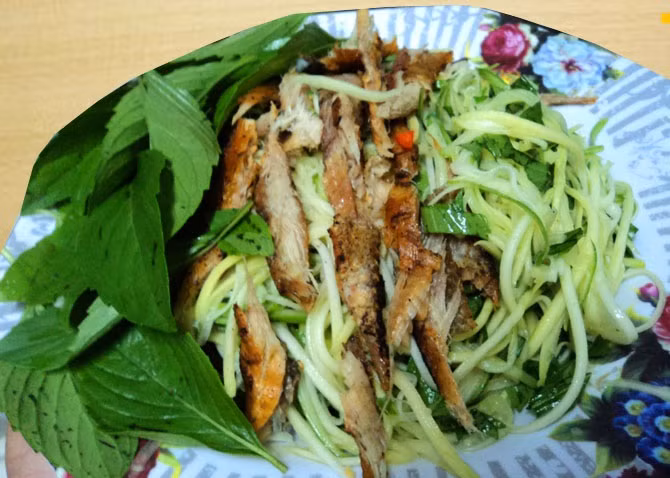 Sau khi trụng sơ qua nước sôi thì lá sầu đâu sẽ trộn cùng cà chua, dưa leo, xoài và thấm đều cùng nước me chua ngọt. Nhờ thế mà hương vị nguyên bản của sầu đâu không còn để nhường chỗ lại cho hậu ngọt, bùi bùi lạ miệng. Gỏi sầu đâu ngon thì không thể thiếu khô cá lóc, khô dai dai mằn mặn làm món ăn như được nâng tầm.