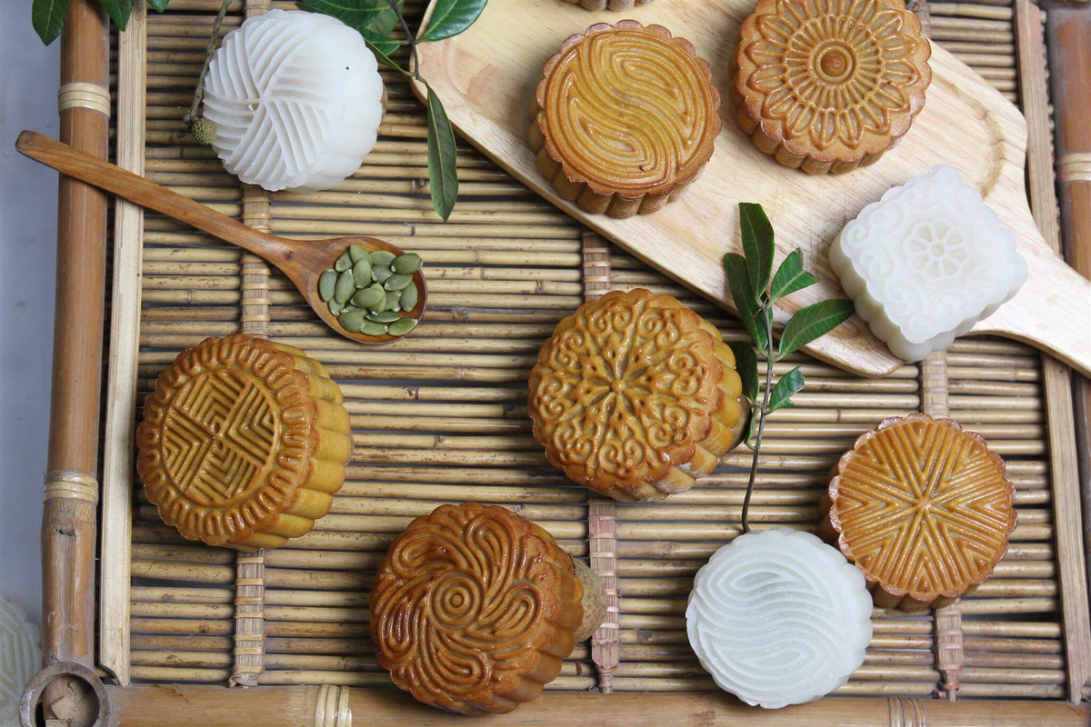 Để hương vị bánh không thua so với bánh bình thường, sản phẩm còn có nhiều loại nhân hấp dẫn như hạt dẻ hạt dưa, trà xanh hạt macca, mè đen hạt dưa, đậu xanh hạnh nhân... Giá bánh được phân loại rõ dòng bánh theo trọng lượng.