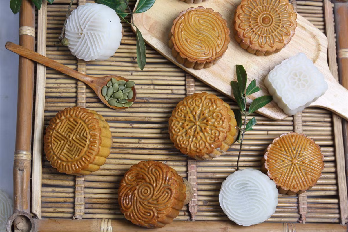 Để hương vị bánh không thua so với bánh bình thường, sản phẩm còn có nhiều loại nhân hấp dẫn như hạt dẻ hạt dưa, trà xanh hạt macca, mè đen hạt dưa, đậu xanh hạnh nhân... Giá bánh được phân loại rõ dòng bánh theo trọng lượng.