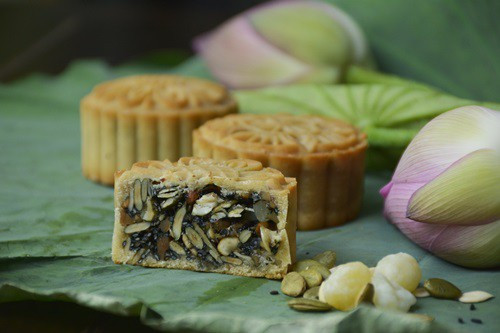 Bánh Trung thu thực dưỡng là một món bánh mới, được làm ra để đáp ứng nhu cầu ăn uống lành mạnh của mọi người. Nguyên liệu của món bánh này chủ yếu là các loại ngũ cốc và hạt dinh dưỡng.