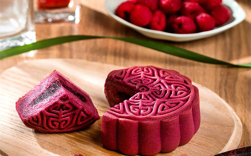 Người tiêu dùng cũng rất thích thú với món bánh Trung thu được làm từ rau củ tự nhiên, giàu dinh dưỡng như cà rốt Đà Lạt, cà chua bi Đà Lạt, dâu tằm Đà Lạt, dưa lưới Nhật.