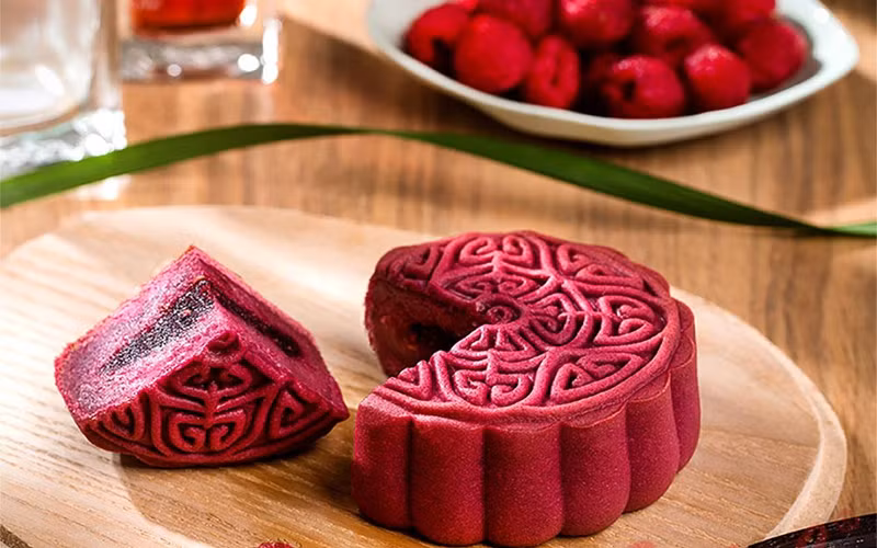 Người tiêu dùng cũng rất thích thú với món bánh Trung thu được làm từ rau củ tự nhiên, giàu dinh dưỡng như cà rốt Đà Lạt, cà chua bi Đà Lạt, dâu tằm Đà Lạt, dưa lưới Nhật.