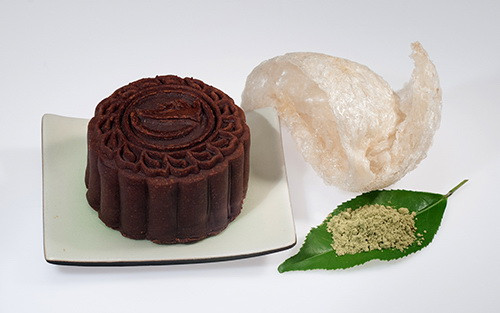 Có thương hiệu còn tạo ra bánh trung thu tổ yến tốt cho sức khỏe, phù hợp cho cả trẻ nhỏ và người lớn. Hương vị mới lạ, thơm ngon, sử dụng nguyên liệu yến sào, hạt sen, trà xanh... cùng công thức làm bánh truyền thống đặc trưng, bổ dưỡng.