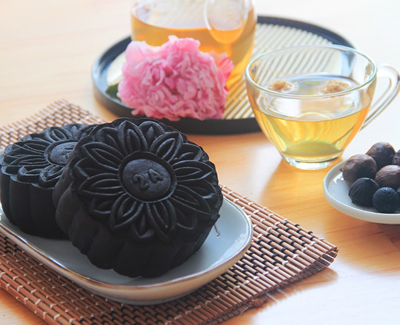 Thời điểm gần tới Rằm tháng 8, bánh Trung thu tỏi đen được nhiều người săn lùng để làm quà biếu cho người thân.