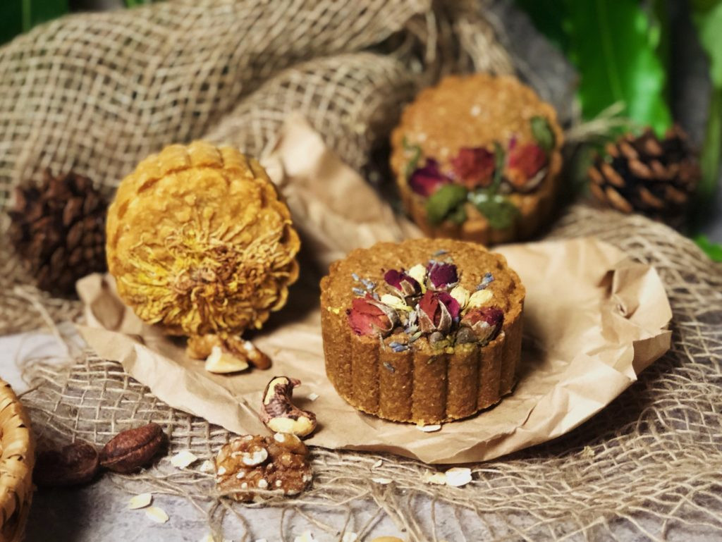 Khác với những chiếc bánh truyền thống, bánh Trung thu thực dưỡng có ưu điểm là rất ít ngọt, không sử dụng quá nhiều dầu ăn. Do vậy rất phù hợp với những người đang ăn kiêng, người tiểu đường và cả mẹ bầu.