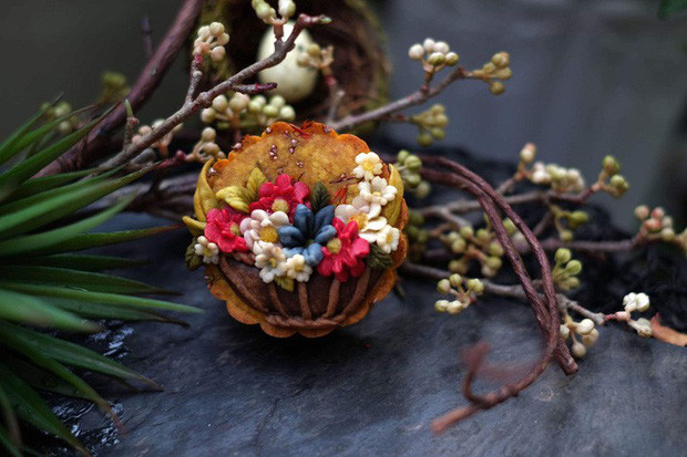 Bên cạnh sử dụng rau, củ, quả làm nhân, một số nơi sản xuất bánh Trung thu còn tận dụng nguyên liệu này làm nên màu sắc thuần khiết, tự nhiên cho bánh như màu hồng từ thanh long, vàng từ nghệ, xanh từ trà xanh...