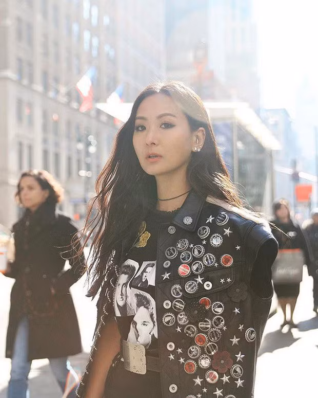 Nhờ gu ăn mặc thời thượng, Tôn Vân Vân thường được mời đến các show thời trang đẳng cấp quốc tế.