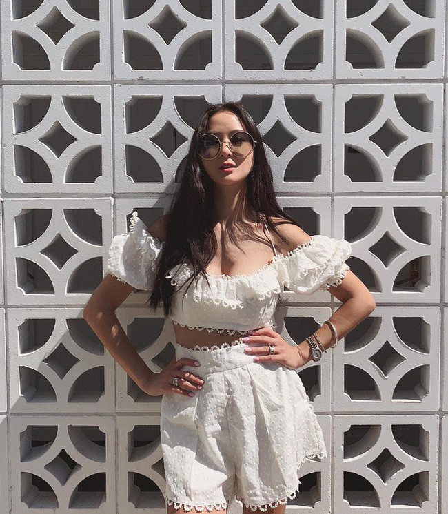 Ái nữ tỷ phú xứ Đài cũng rất chuộng phong cách ăn mặc gợi cảm và biến sự sexy đó trở nên sang trọng, thời thượng và không hề thô tục.