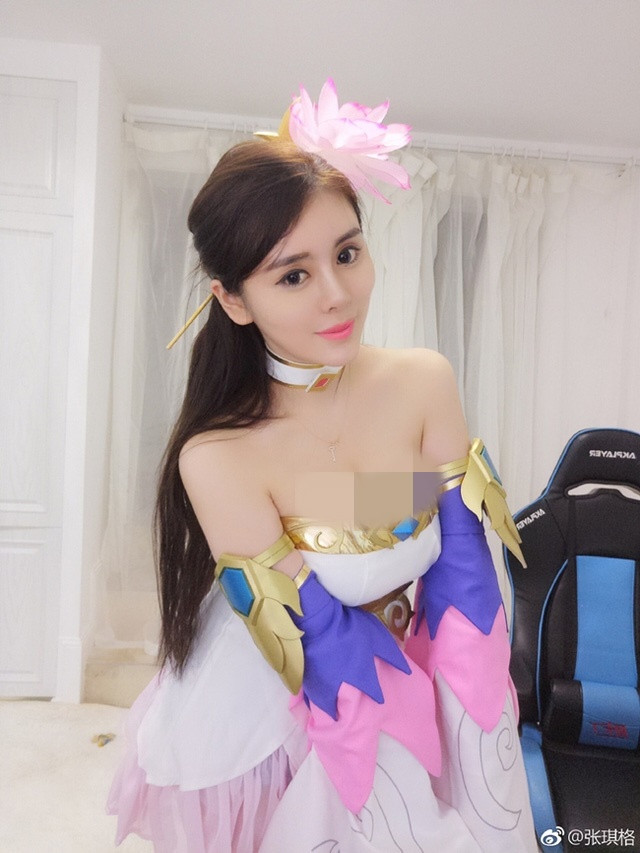 Các kiểu váy áo cúp ngực được người đẹp 9X cực kỳ ưa chuộng khi livestream.