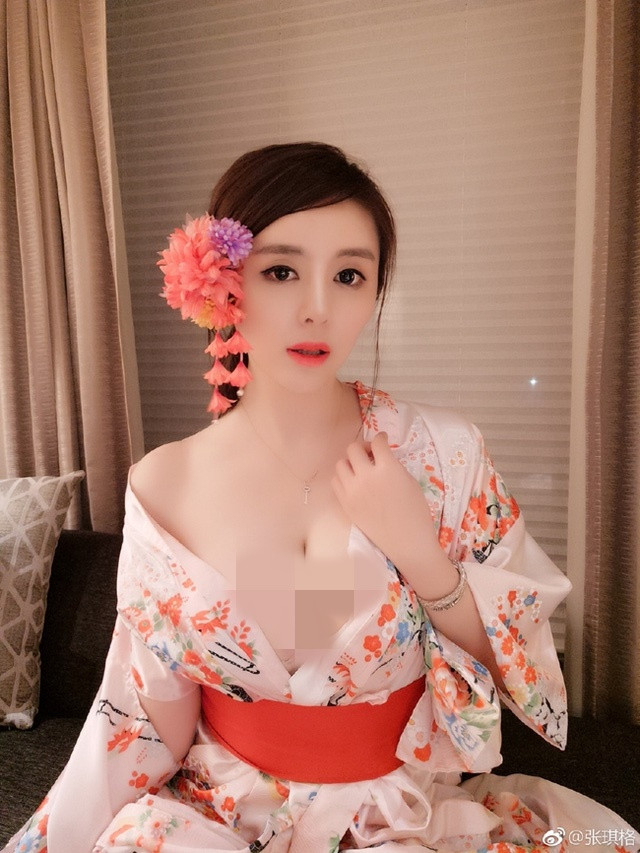 Những lúc livestream, cô luôn thu hút cánh mày râu bởi lối dẫn chuyện duyên dáng cùng cách ăn mặc gợi cảm và ánh mắt biết nói.