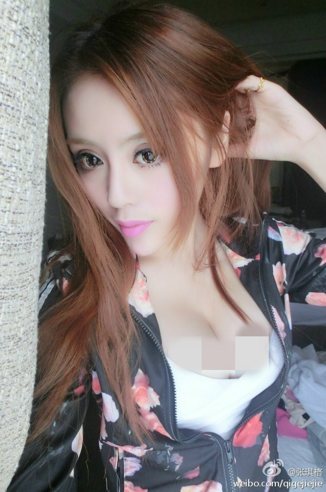 Sở hữu vòng một gần 1 mét, Trương Kỳ Cách thường xuyên chọn trang phục ôm sát tôn lên lợi thế hình thể.