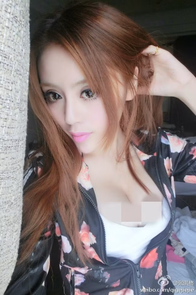 Sở hữu vòng một gần 1 mét, Trương Kỳ Cách thường xuyên chọn trang phục ôm sát tôn lên lợi thế hình thể.