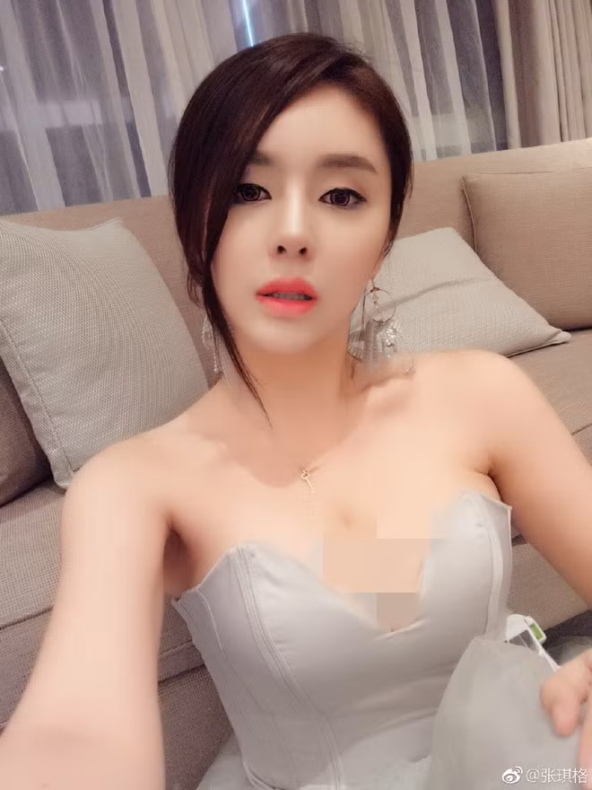 Tủ đồ của cô nàng chủ yếu là các mẫu đầm cúp ngực quyến rũ. Ảnh: Internet. Video "Minh Hằng chia sẻ về phong cách thời trang". Nguồn: VTC.