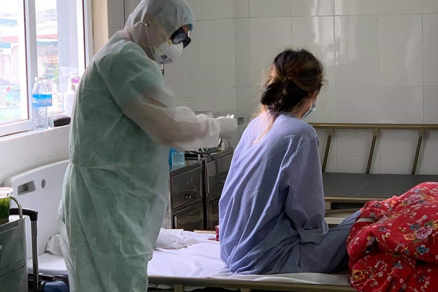 Nu benh nhan COVID-19 thu 50 tai duong tinh SARS-CoV-2 sau 2 lan am tinh