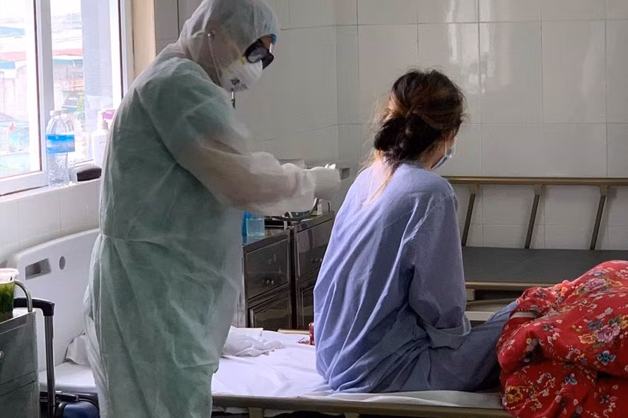 Nu benh nhan COVID-19 thu 50 tai duong tinh SARS-CoV-2 sau 2 lan am tinh