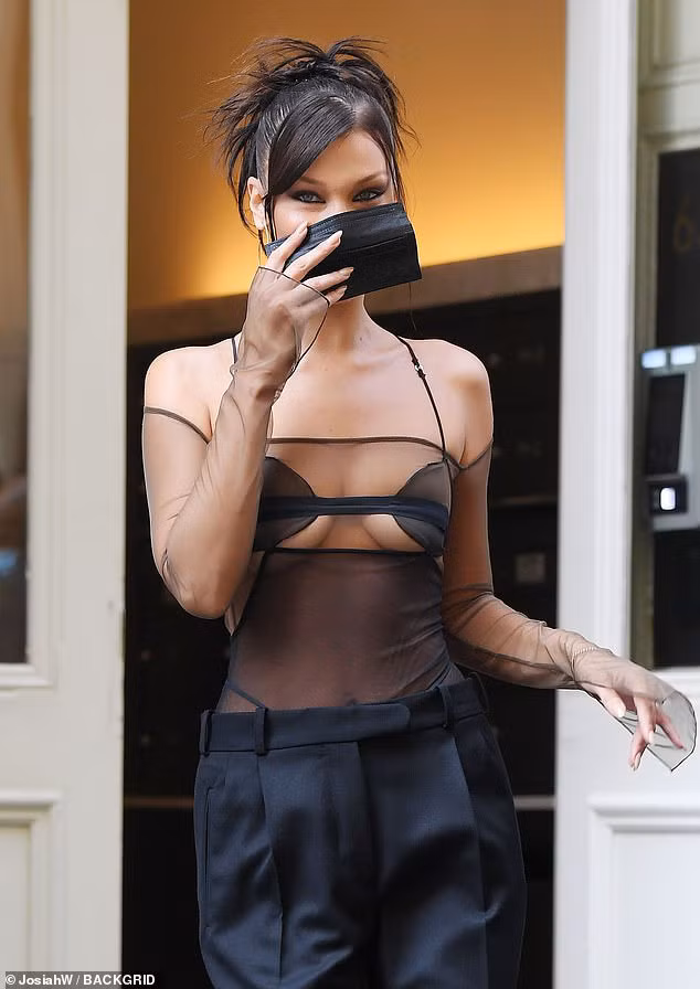 Siêu mẫu Bella Hadid cũng gây sốc khi chọn cho mình áo xuyên thấu đến dự thảm đỏ MTV Video Music Awards 2020.