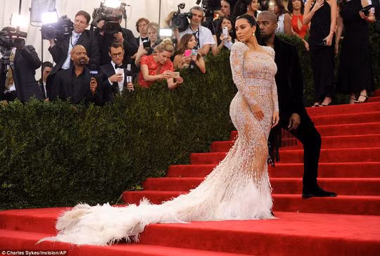 Cũng sở hữu thân hình đồng hồ cát rực lửa nên Kim “siêu vòng ba” không ngại chọn các thiết kế trong suốt khoe trọn các đường cong nóng bỏng.