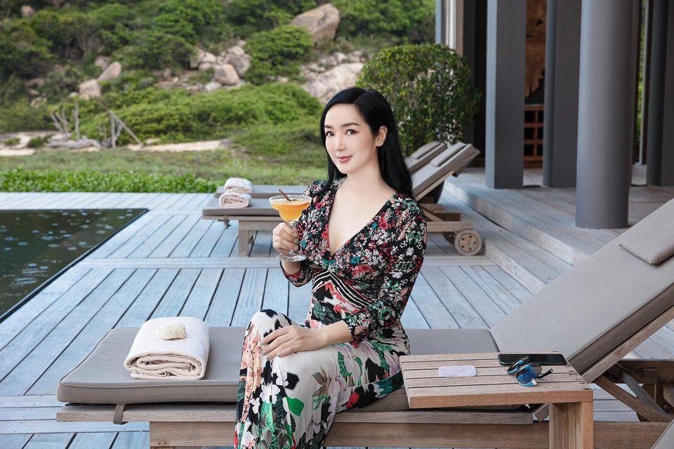 Ngoài ra, việc chăm sóc da là điều quan trọng. Từ nhỏ, cô đã được mẹ dạy phương pháp dưỡng da thuần chất thiên nhiên. Đó là ăn nghệ nướng chấm mật ong hoặc nghiền nát khoai tây trộn với sữa tươi đắp lên mặt. Đến tận bây giờ, hoa hậu vẫn duy trì thói quen này.