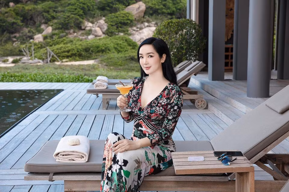 Ngoài ra, việc chăm sóc da là điều quan trọng. Từ nhỏ, cô đã được mẹ dạy phương pháp dưỡng da thuần chất thiên nhiên. Đó là ăn nghệ nướng chấm mật ong hoặc nghiền nát khoai tây trộn với sữa tươi đắp lên mặt. Đến tận bây giờ, hoa hậu vẫn duy trì thói quen này.