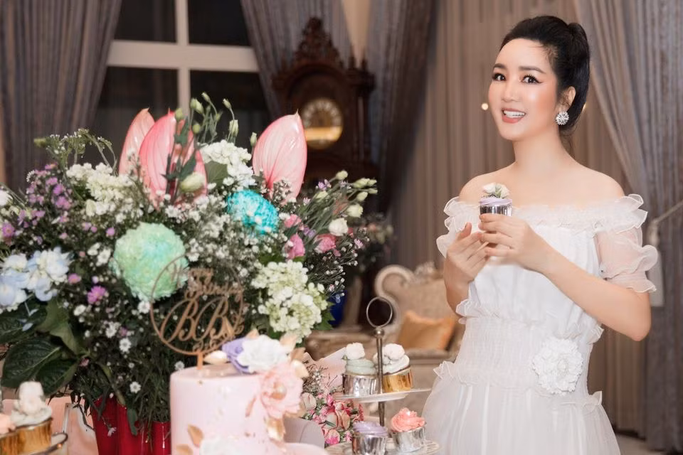 Bên cạch cách chăm sóc làn da thì phong cách trang điểm tinh tế chính là điểm cộng giúp Hoa hậu Ðền Hùng trẻ hóa hiệu quả và luôn để lại ấn tượng về ngoại hình xinh đẹp và tỏa sáng...