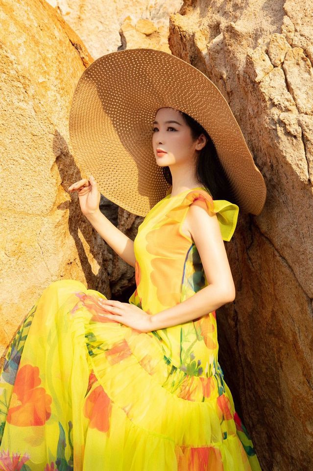 Ngoài ra, cô còn áp dụng phương pháp bấm huyệt, xông hơi, đắp mặt nạ tảo biển tự làm, uống bổ sung dưỡng chất, uống nhiều nước và ăn nhiều chất xơ, trái cây để da khỏe đẹp từ bên trong.