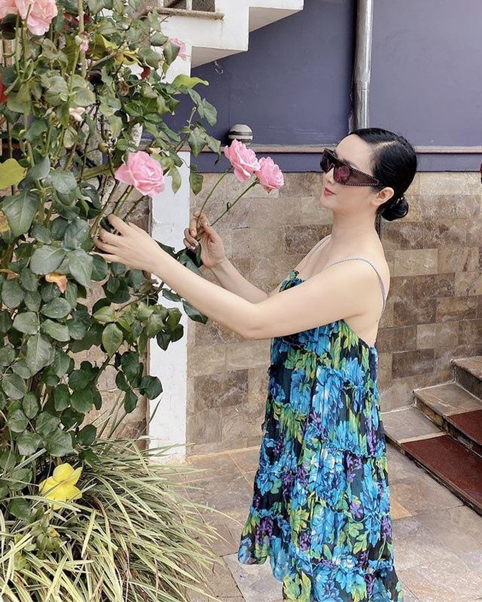 Giáng My cho rằng chị em nên biết lựa chọn sản phẩm làm đẹp phù hợp và sử dụng chúng vừa đủ, đúng cách... Ngoài ra, gu thời trang tinh tế, phá cách cũng có thể giúp “ăn gian” được độ tuổi của mình. Ảnh: FBNV. Mời độc giả xem video "Bí quyết làm đẹp của sao Việt". Nguồn: VTC.