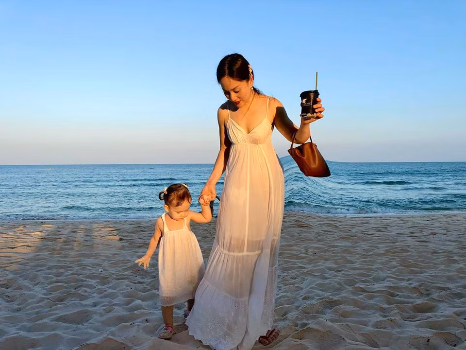 Dù đã bước sang tuổi 36 và là mẹ một con song nữ diễn viên “Nàng dâu order” vẫn giữ được nhan sắc trẻ trung, ngọt ngào cùng vóc dáng gợi cảm.